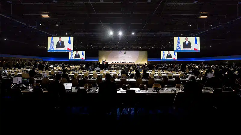 salle de conférence avec matériel d’interprétation simultanée
